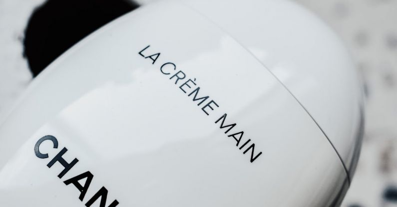 Product Descriptions - Chanel la creme mann