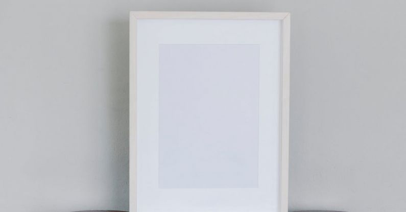 Glossy Paper - Blank frame placed on round stand